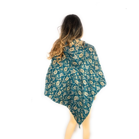 Hooded Wool Poncho - Picture 4 of 8